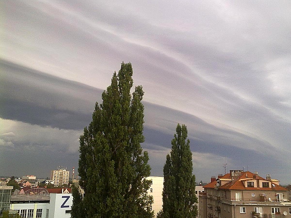 Shelf cloud