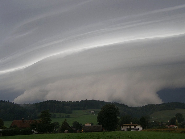 Shelf cloud