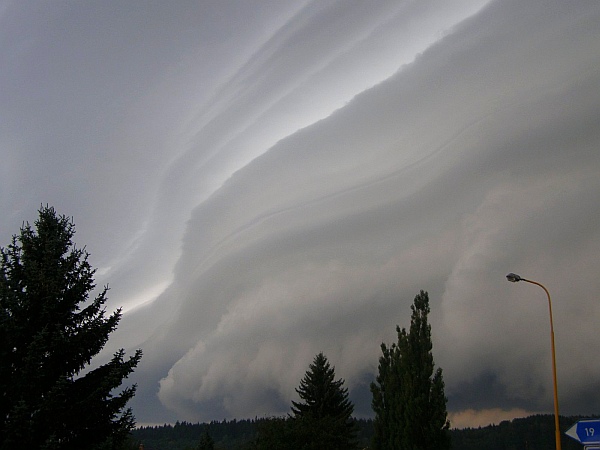 Shelf cloud