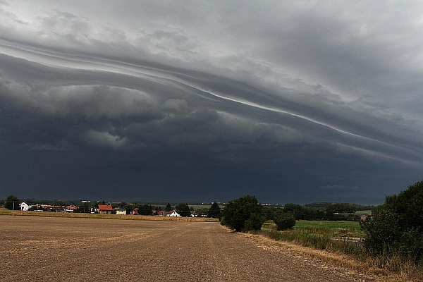 Shelf cloud