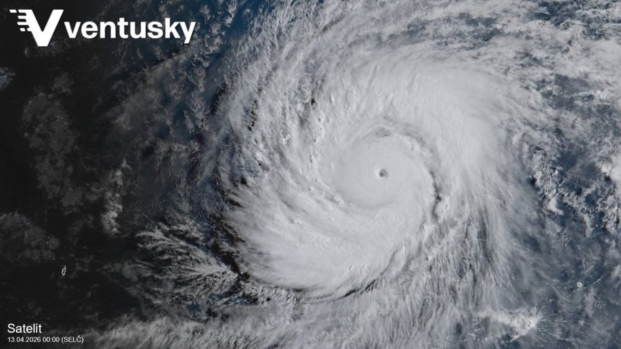 Družicový snímek supertajfunu Sinlaku v pondělí o půlnoci středoevropského času