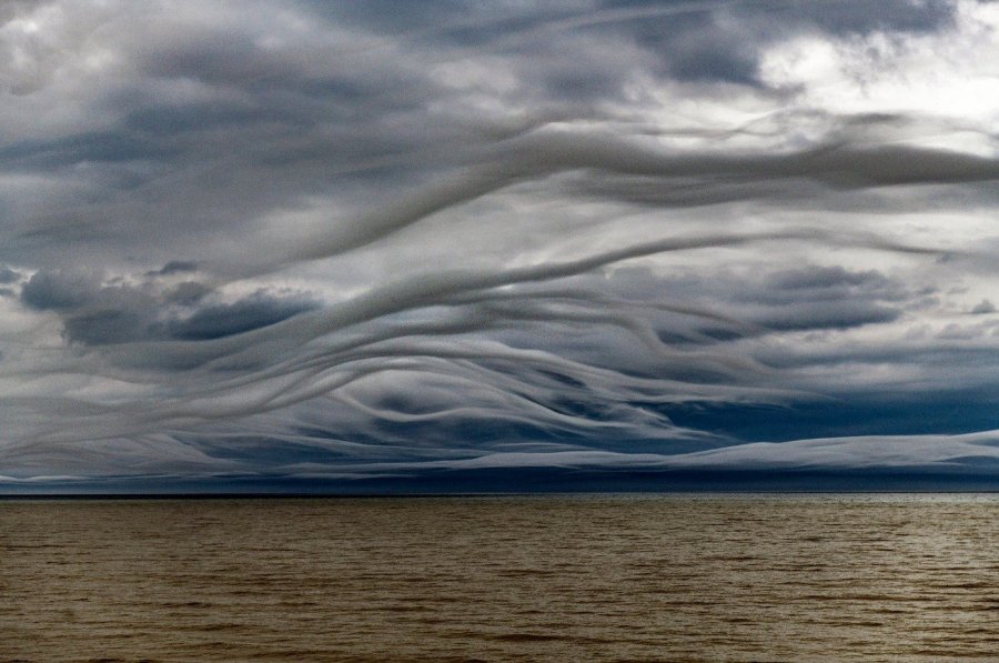 Zajímavá oblačnost asperitas se vyskytla nad jezerem Ontario Inpočasí
