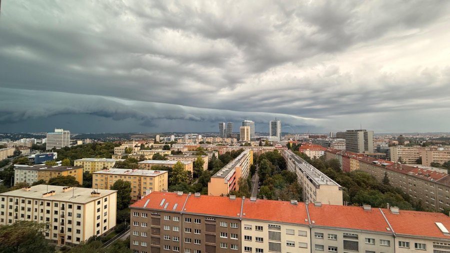 Shelf cloud