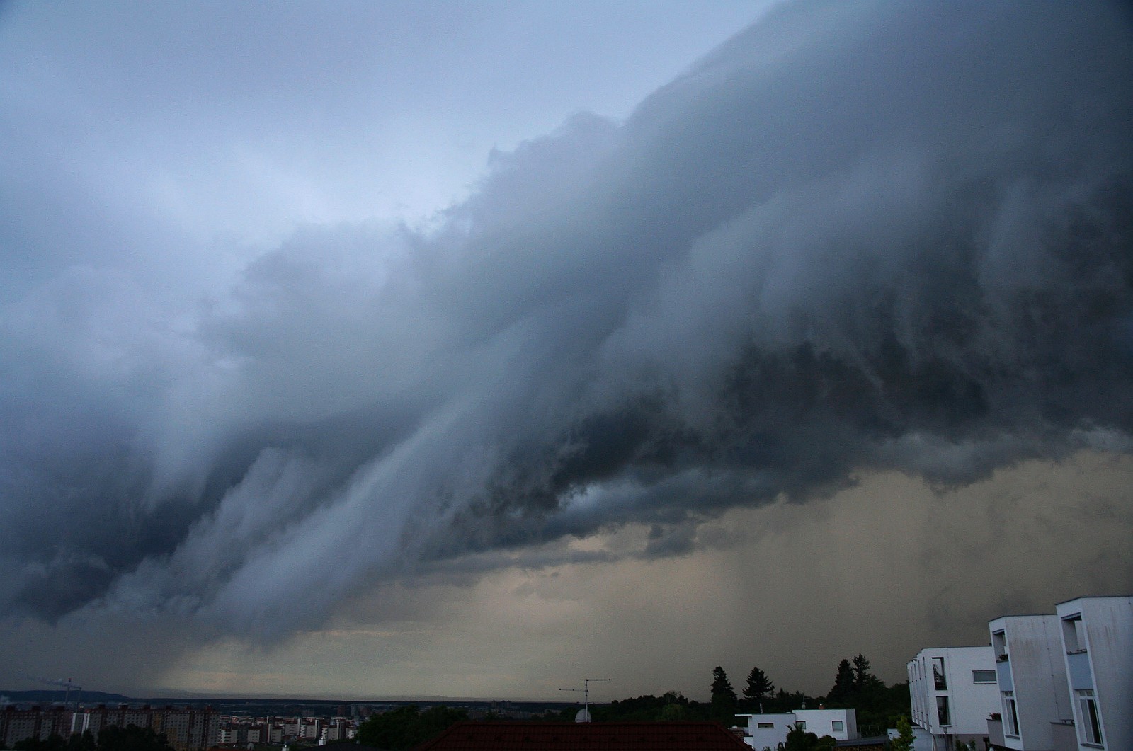 Výrazný shelf cloud