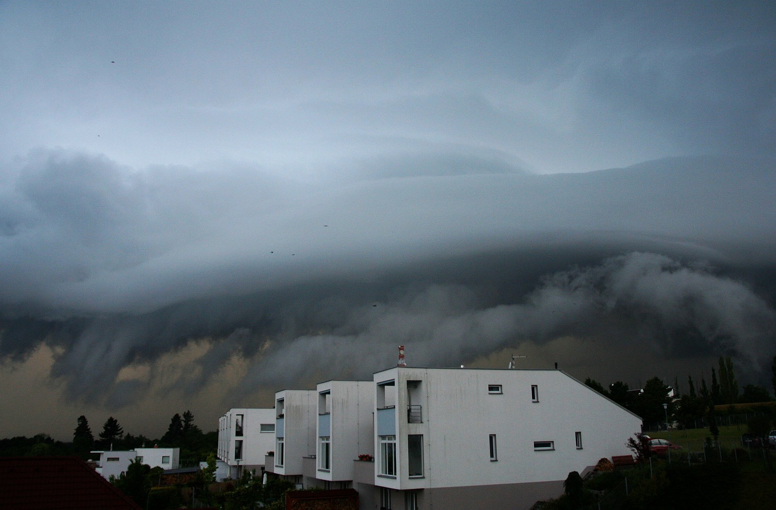 Výrazný shelf cloud