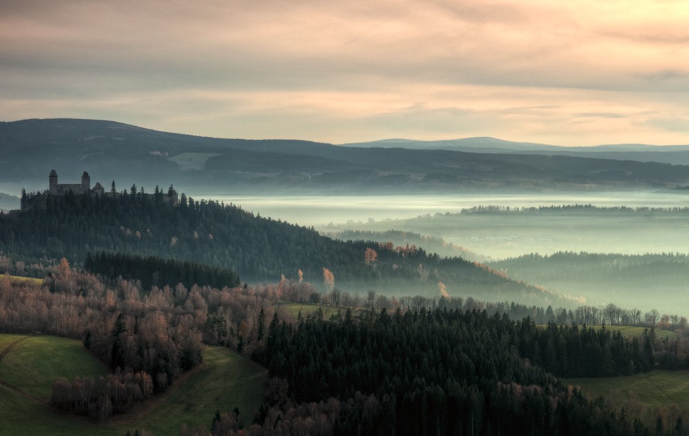 Hrad Kašperk s mlhou
