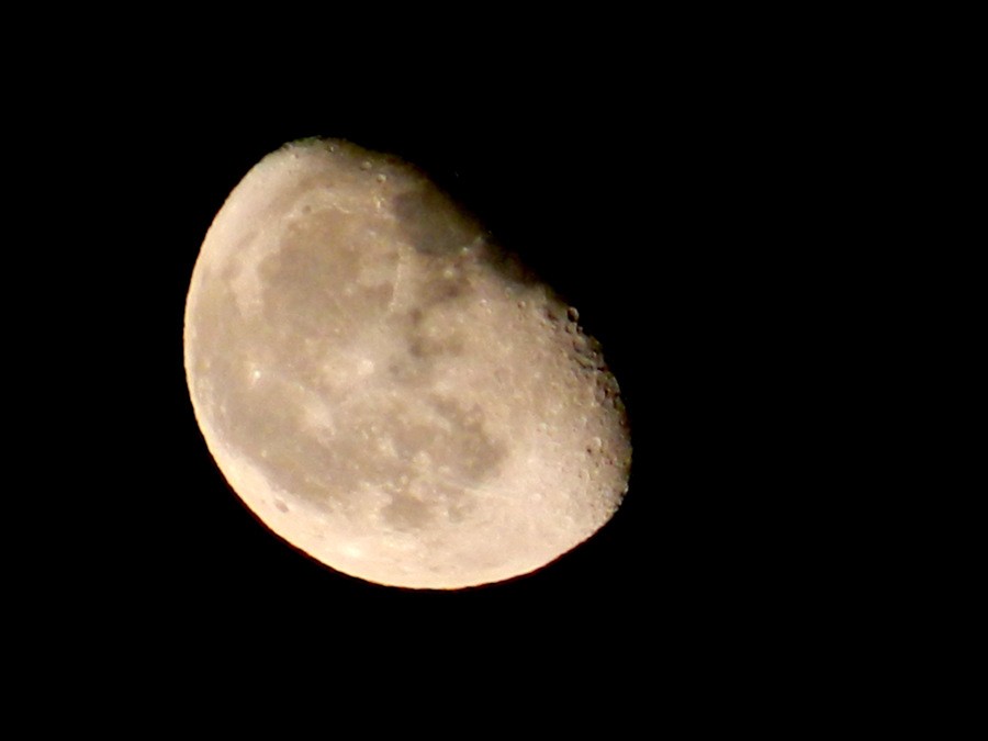 Noční měsíc s kráterama