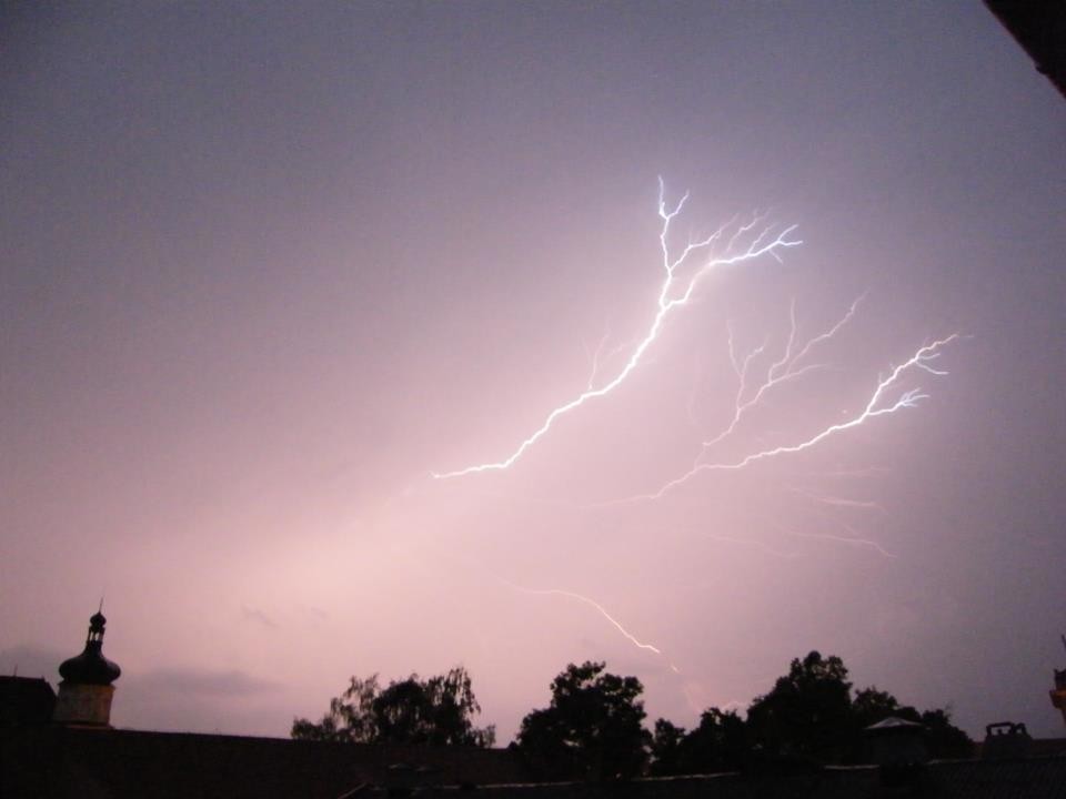 Blesk mezi oblaky
