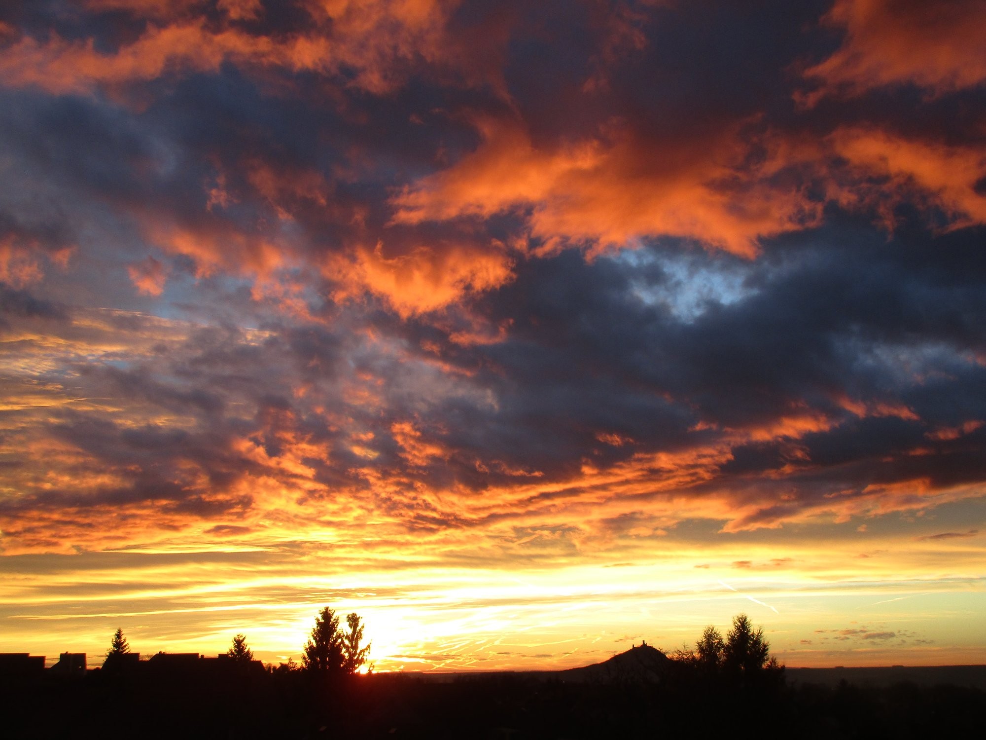 Východ slunce nad hradem Hazmburkem