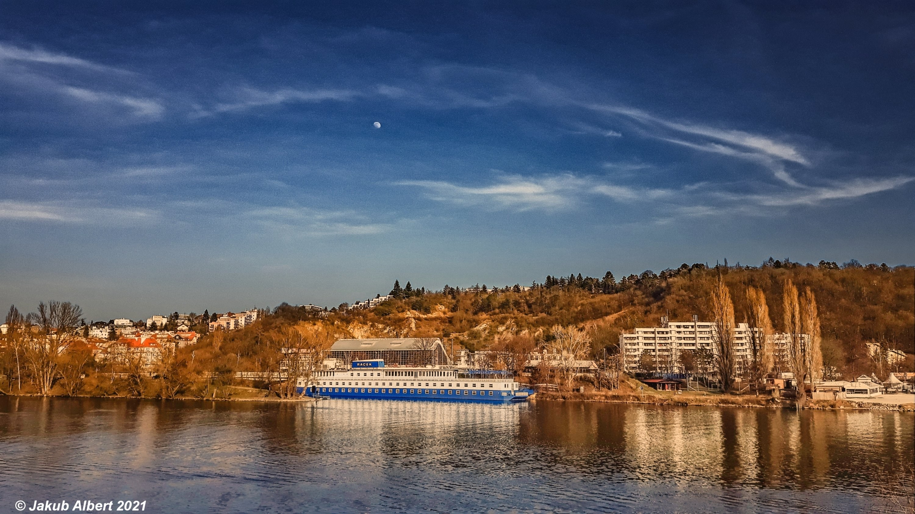 Cirrovitá oblačnost s Měsícem