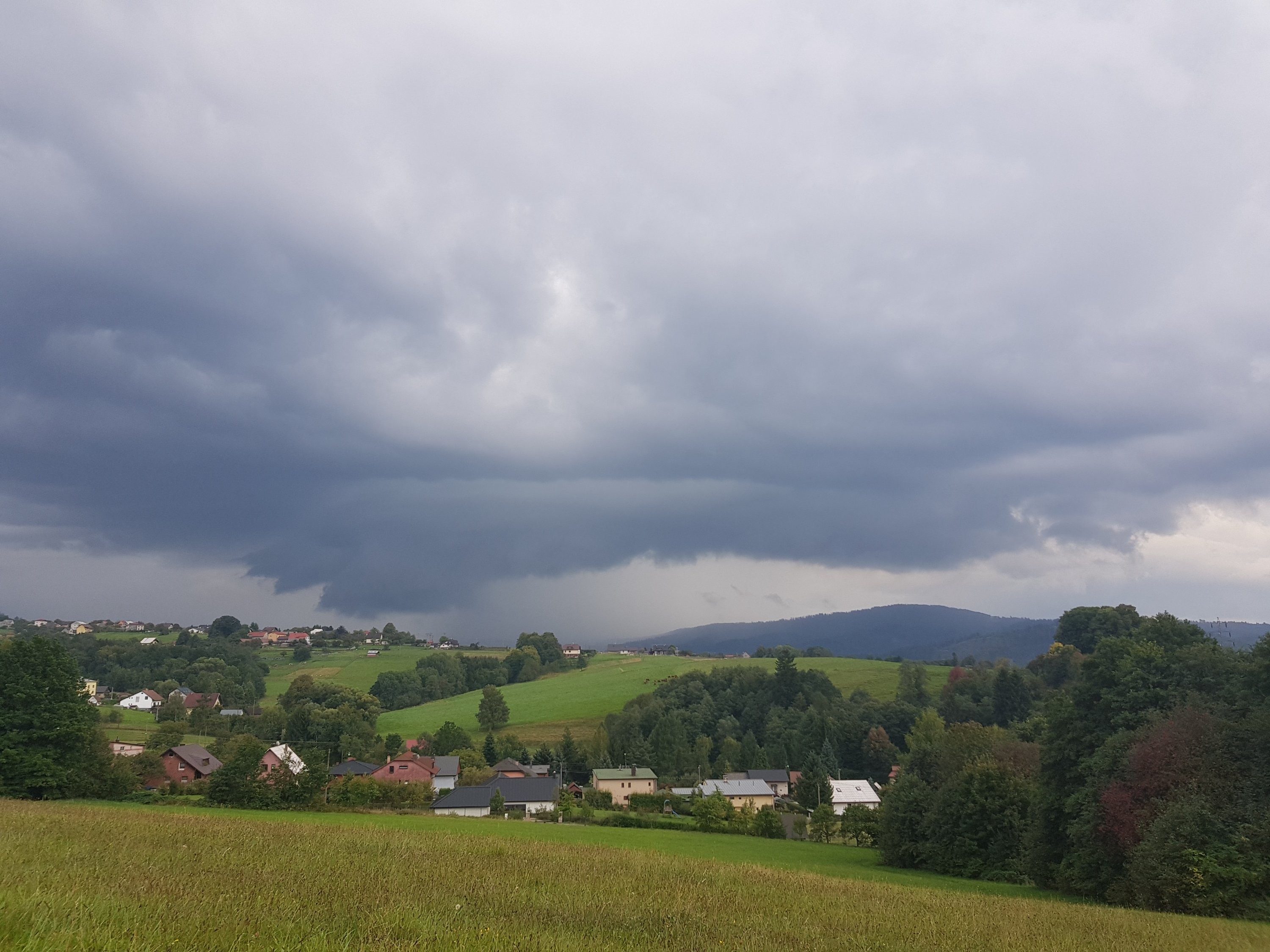 Možný wall cloud nad Girovou
