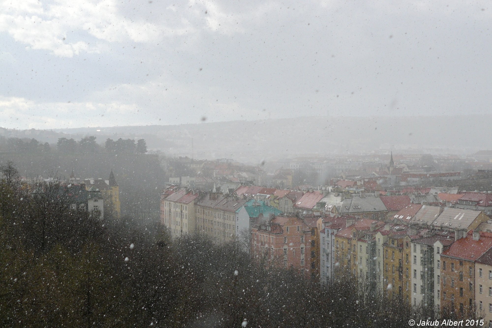 Sněhová přeháňka nad Prahou