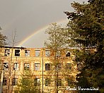 Duha nad rozpadlou fabrikou