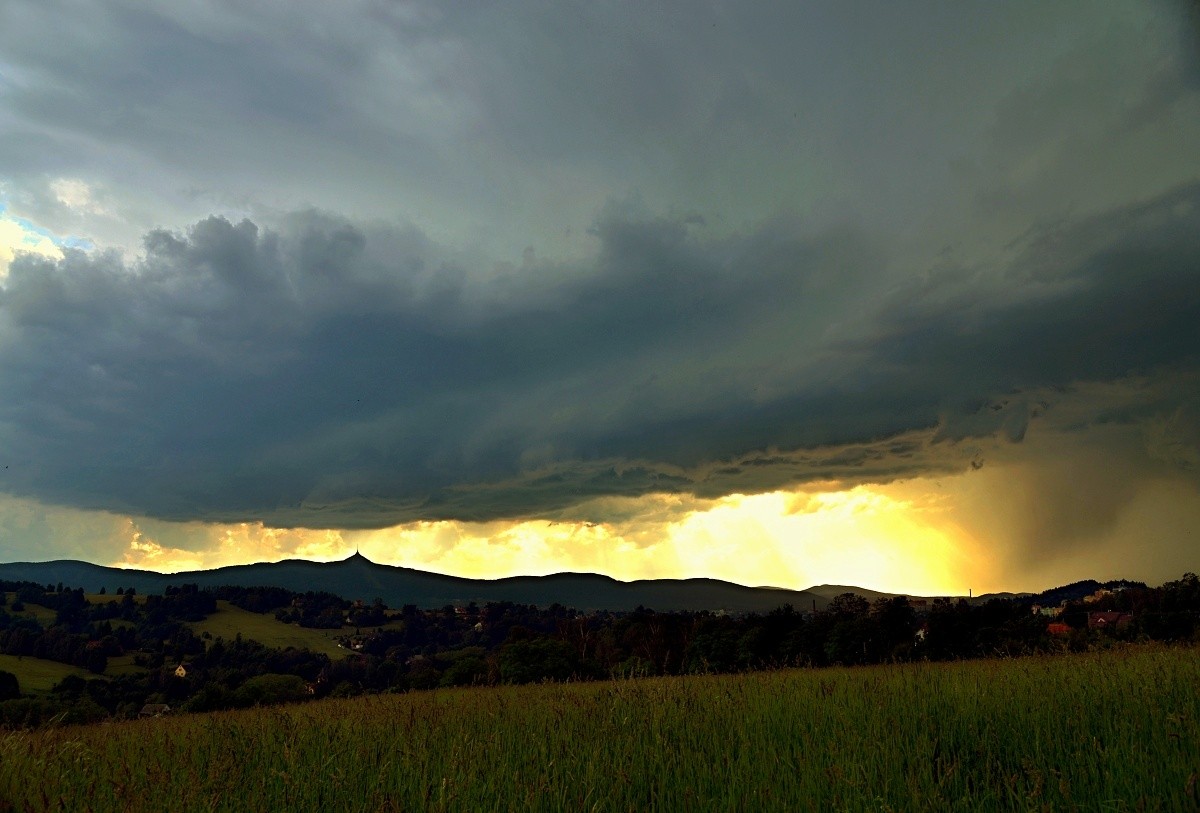 Letní přeháňka s bouřkou