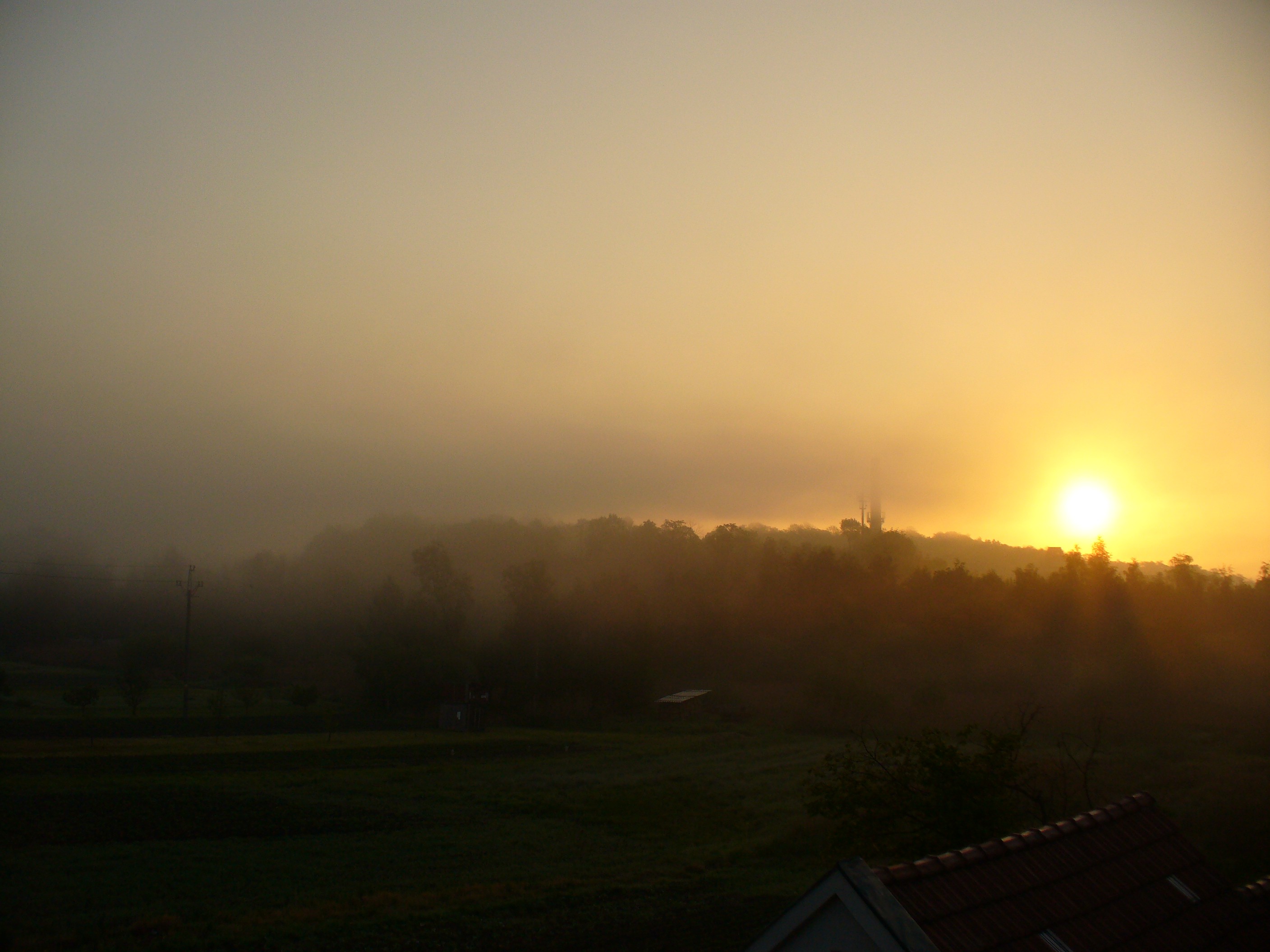 Východ slunce v mlžném oparu