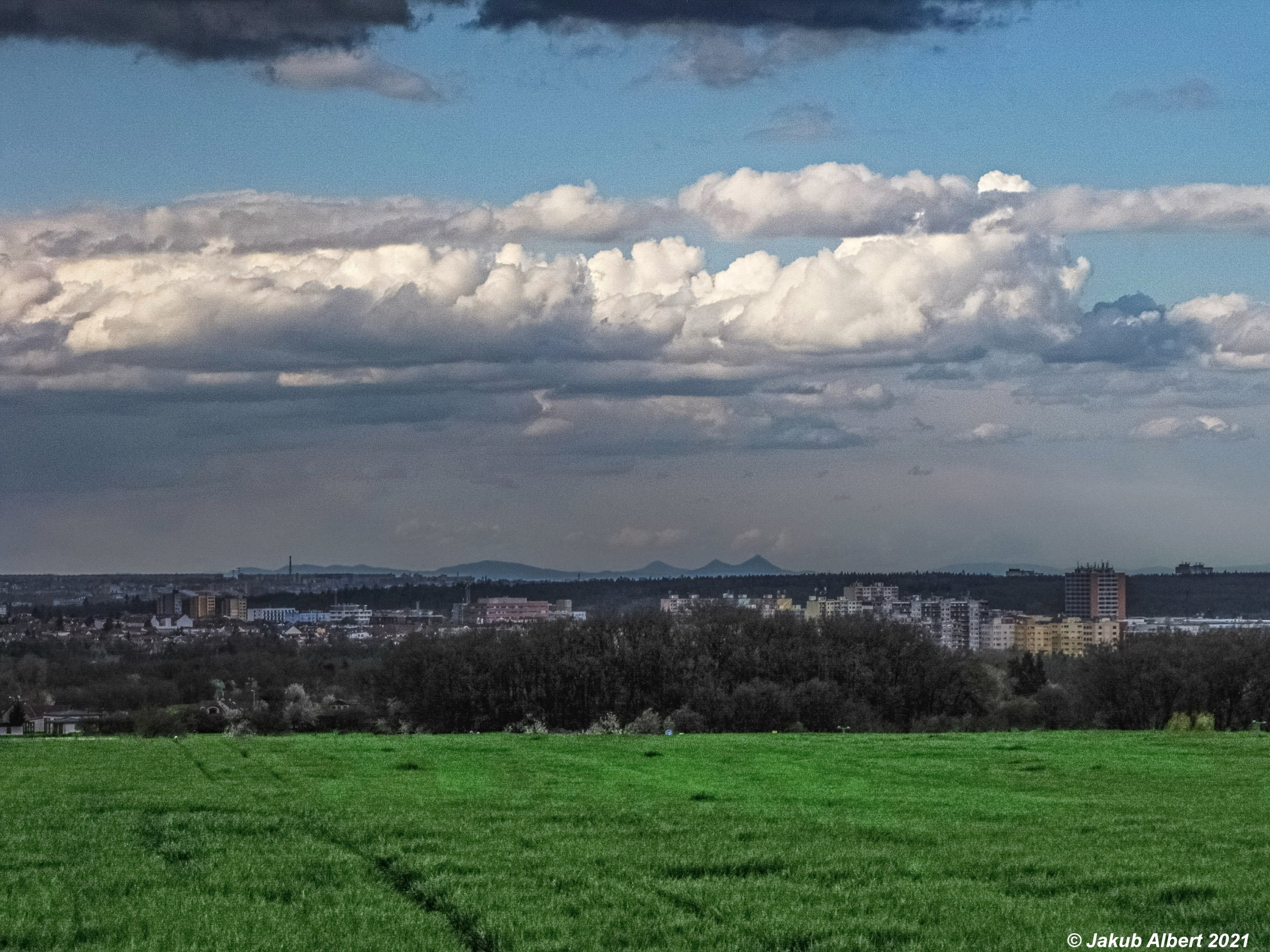 Kupovitá oblačnost nad Bezdězem