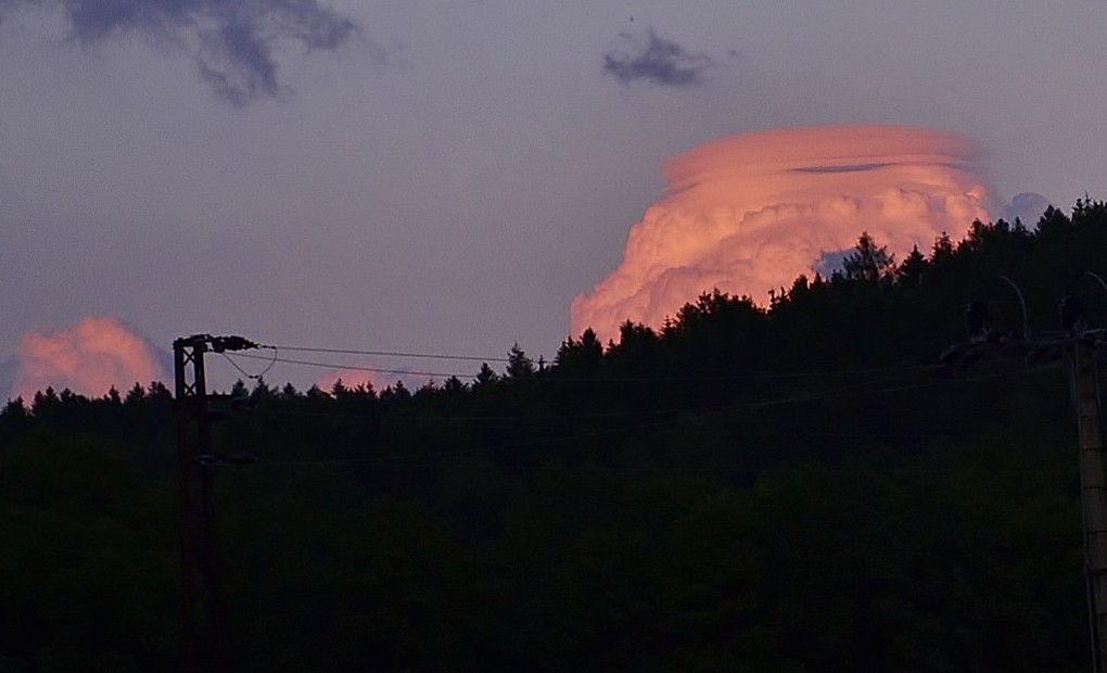 Zbarvený cumulus s vrstveným pileem