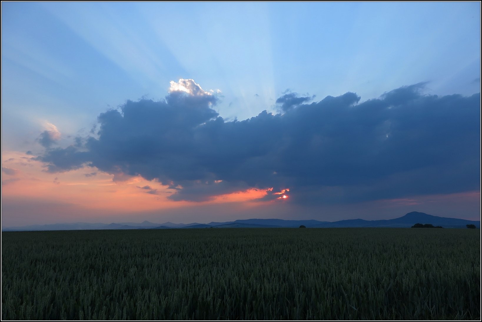 Západ slunce nad středohořím