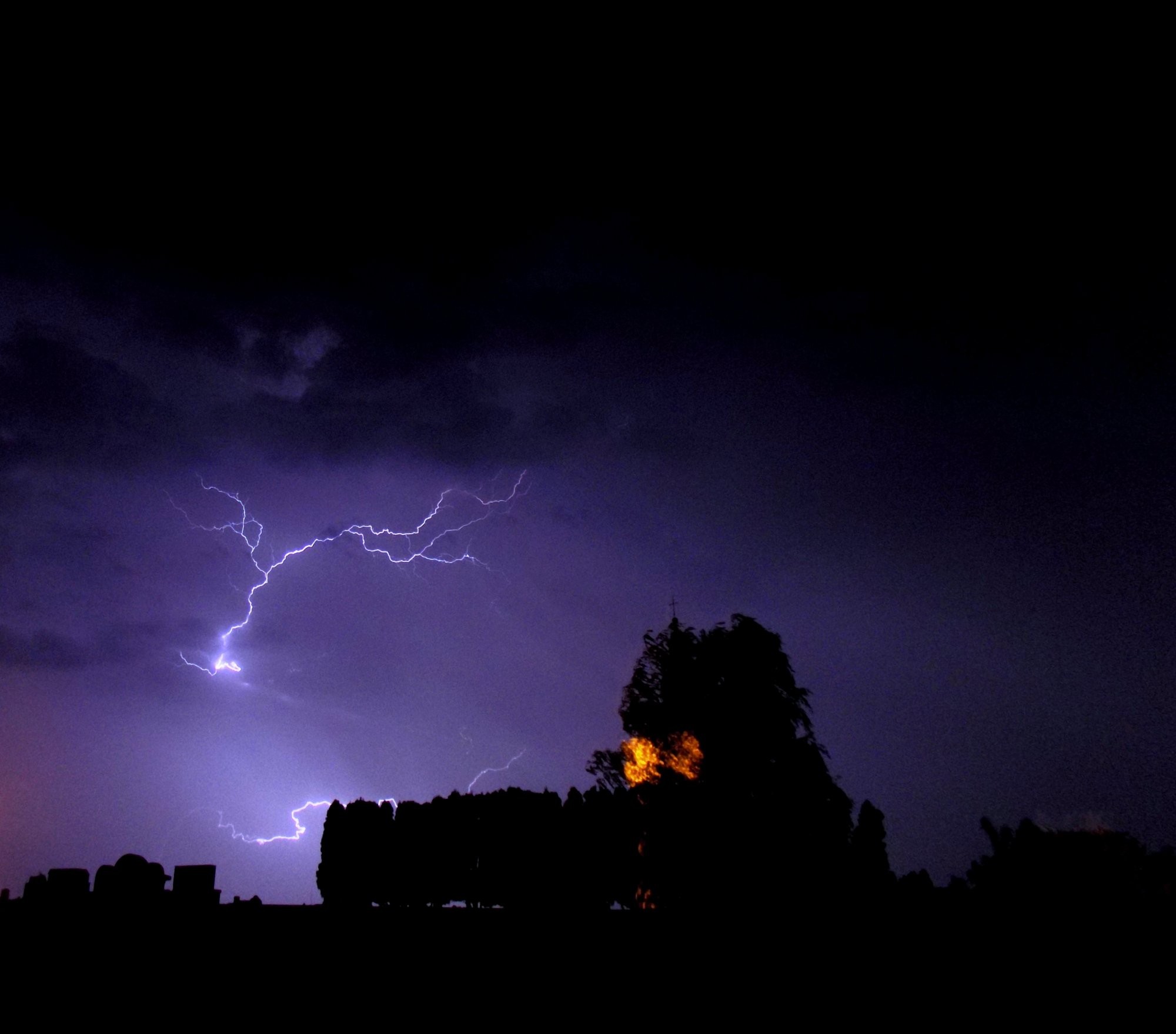 Blesk nad hřbitovem