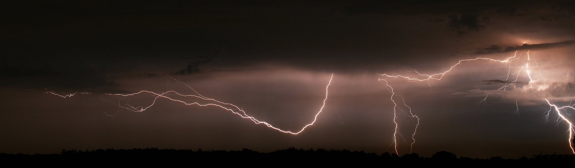 Blesk z dálky nad Polskem