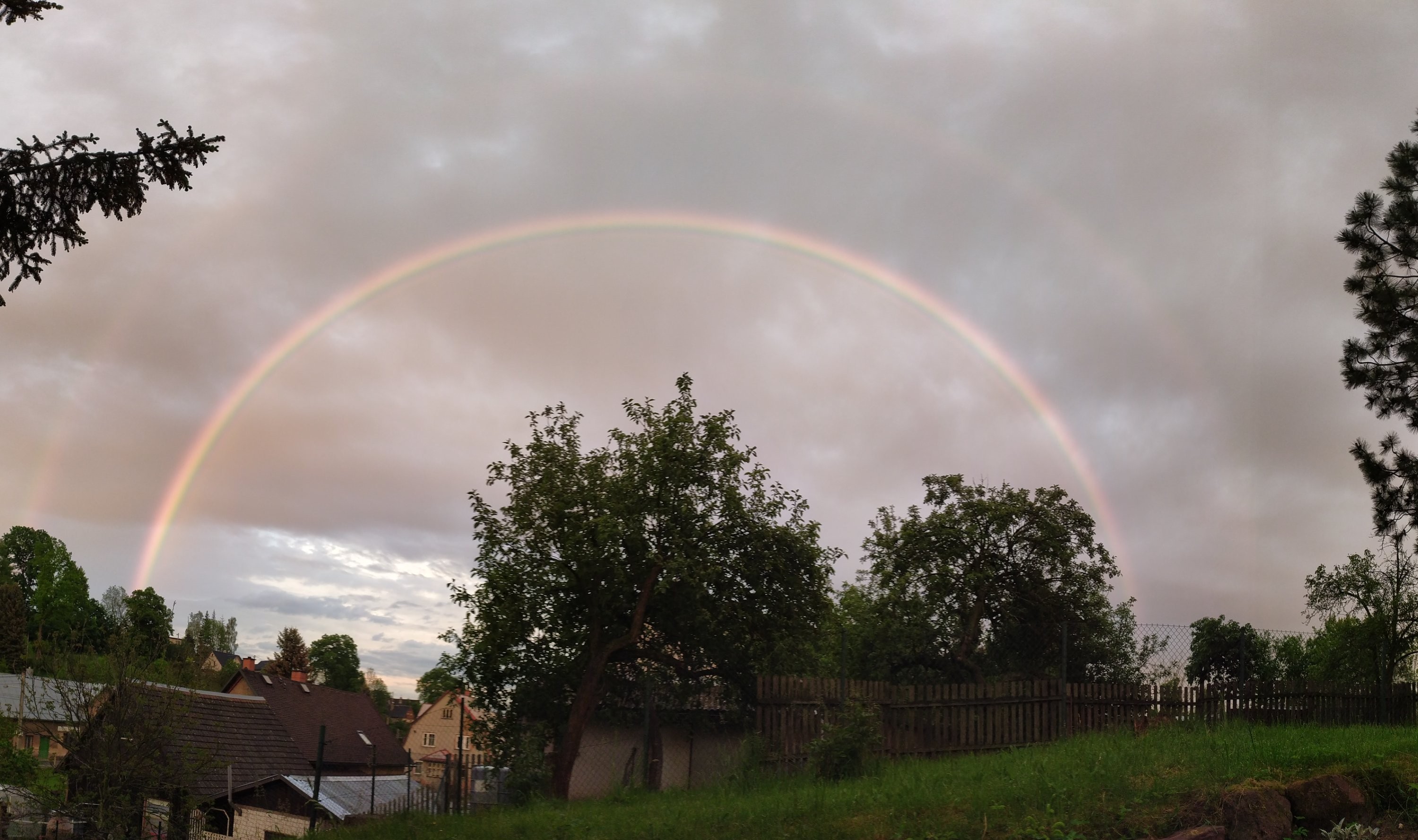 Dvojitá duha nad Trutnovem.