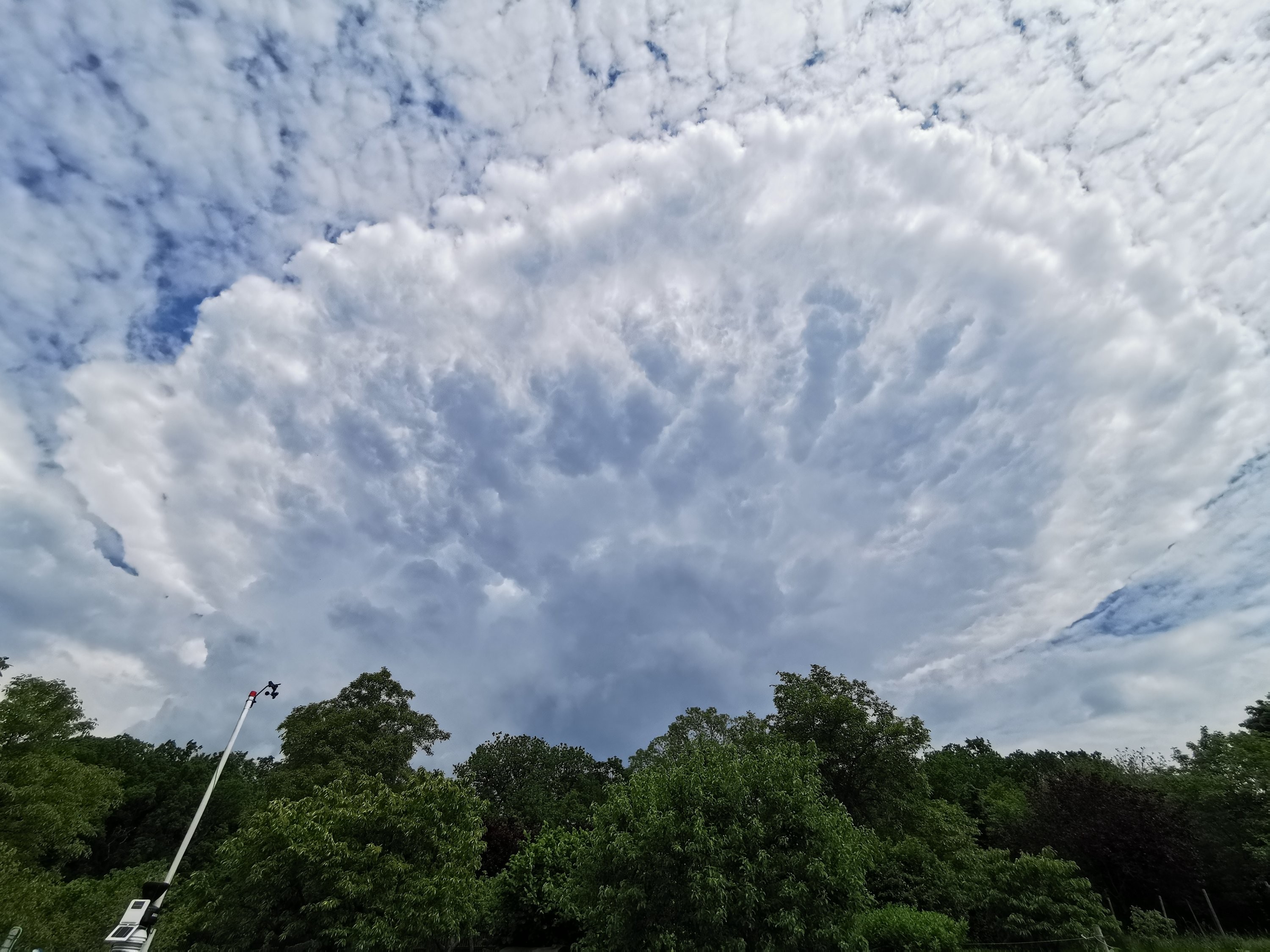 Tvořící se oblak Cumulonimbus