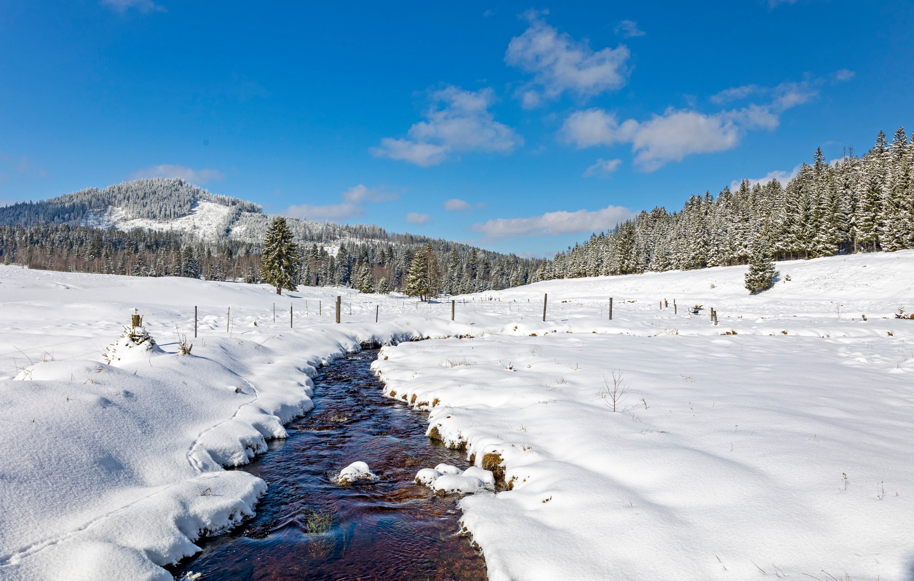 Zasněžená Horská Kvilda v dubnu