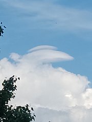 „Létající talíř” mezi mraky