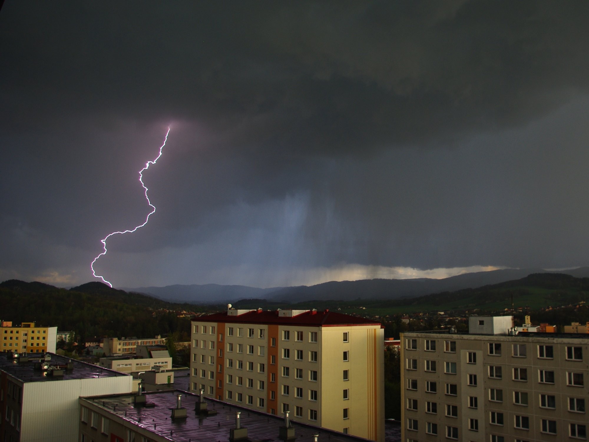 Blesk nad Rožnovem pod Radhoštěm