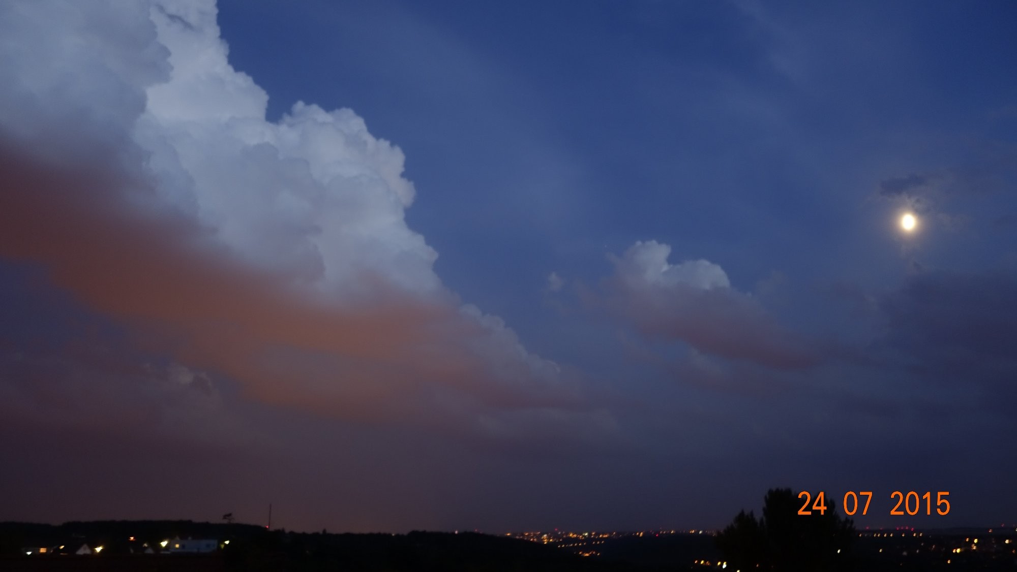 Noční kupy nad Prahou