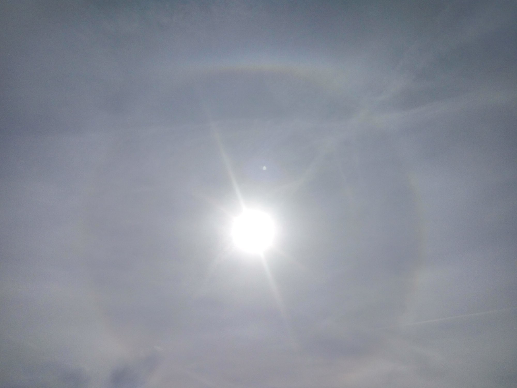 Dnešní dopoledne, sluneční halo