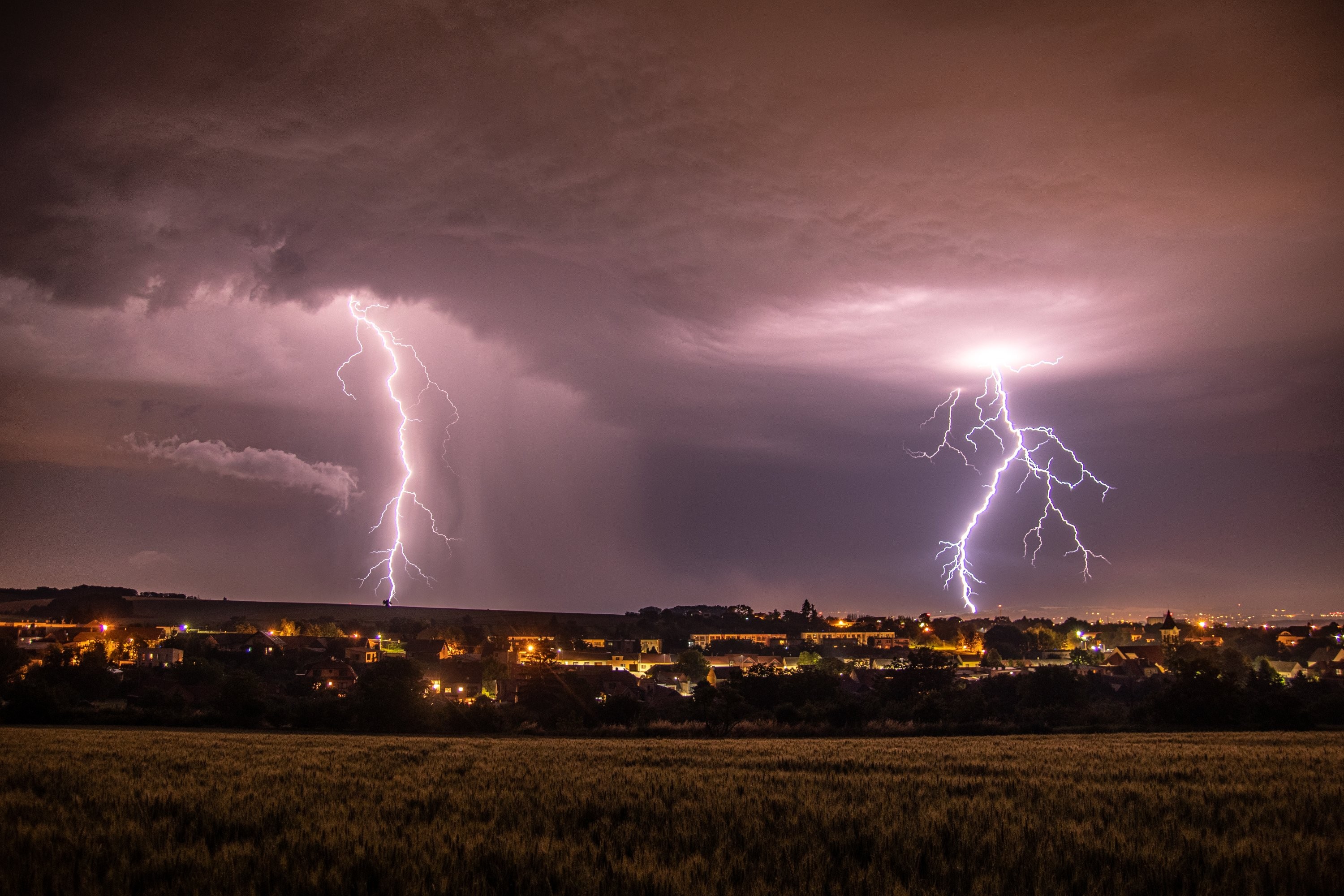 Blesky nad obcí Zlechov