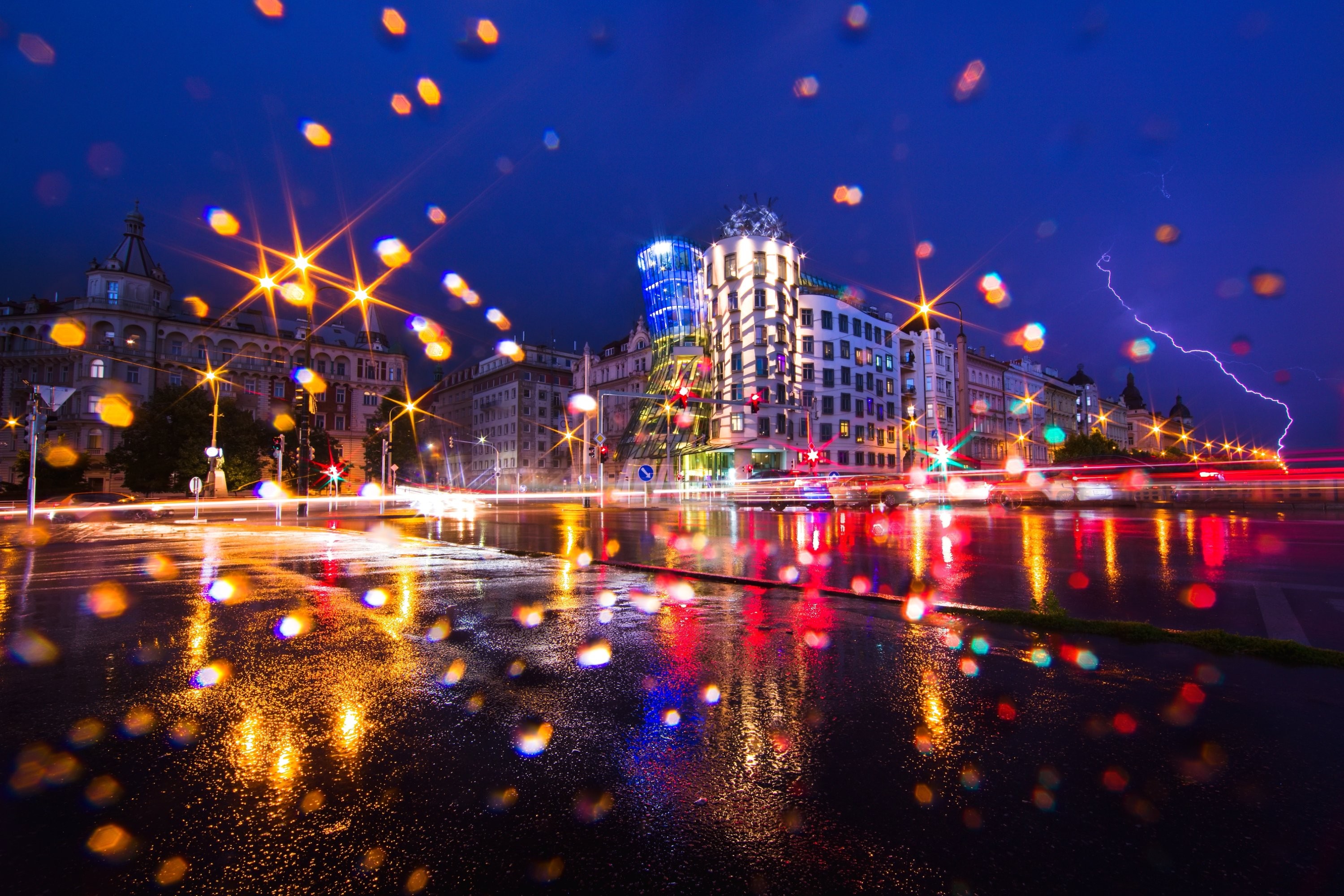 Tančící dům v bouřce