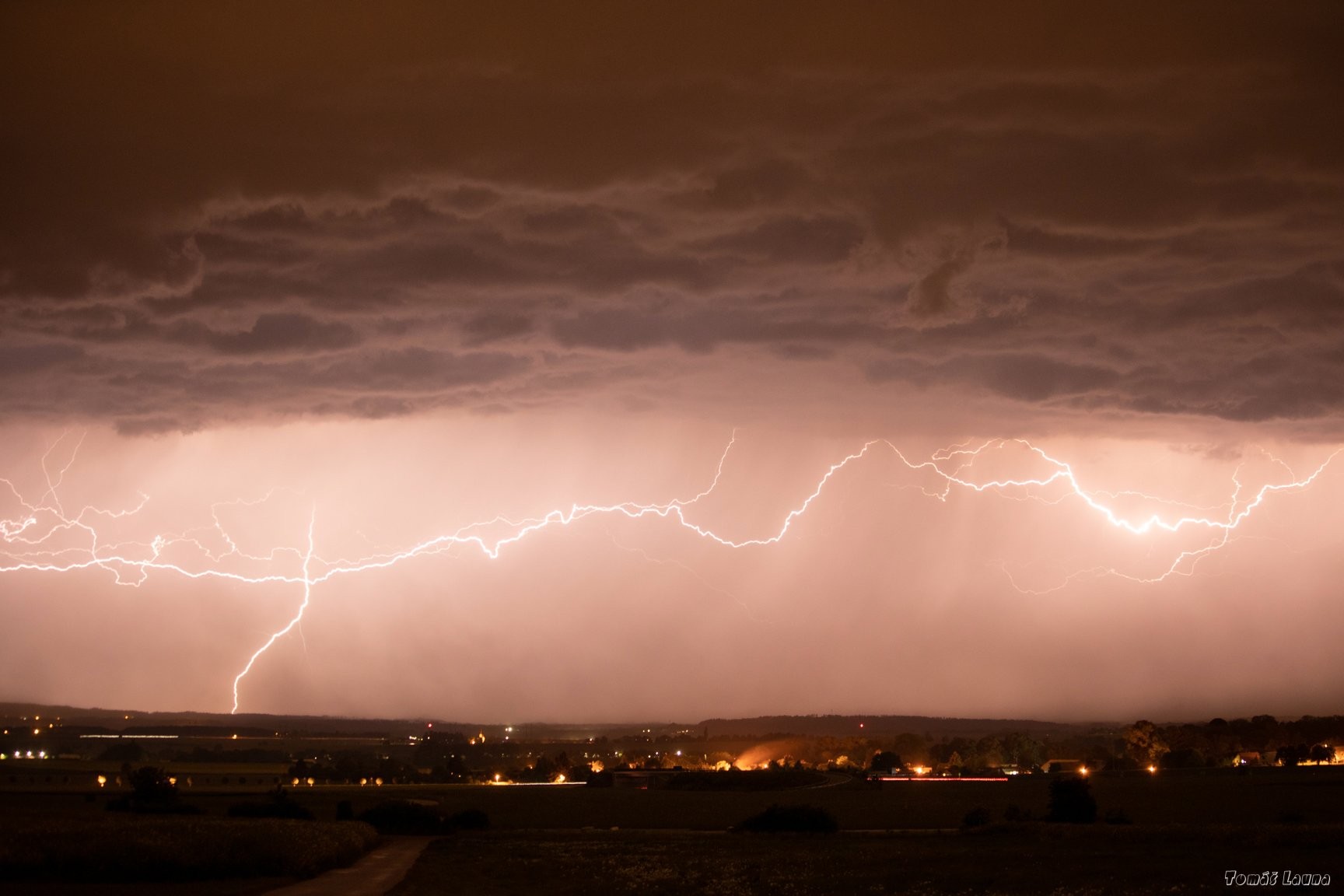 Blesky nad obcí Medlešice