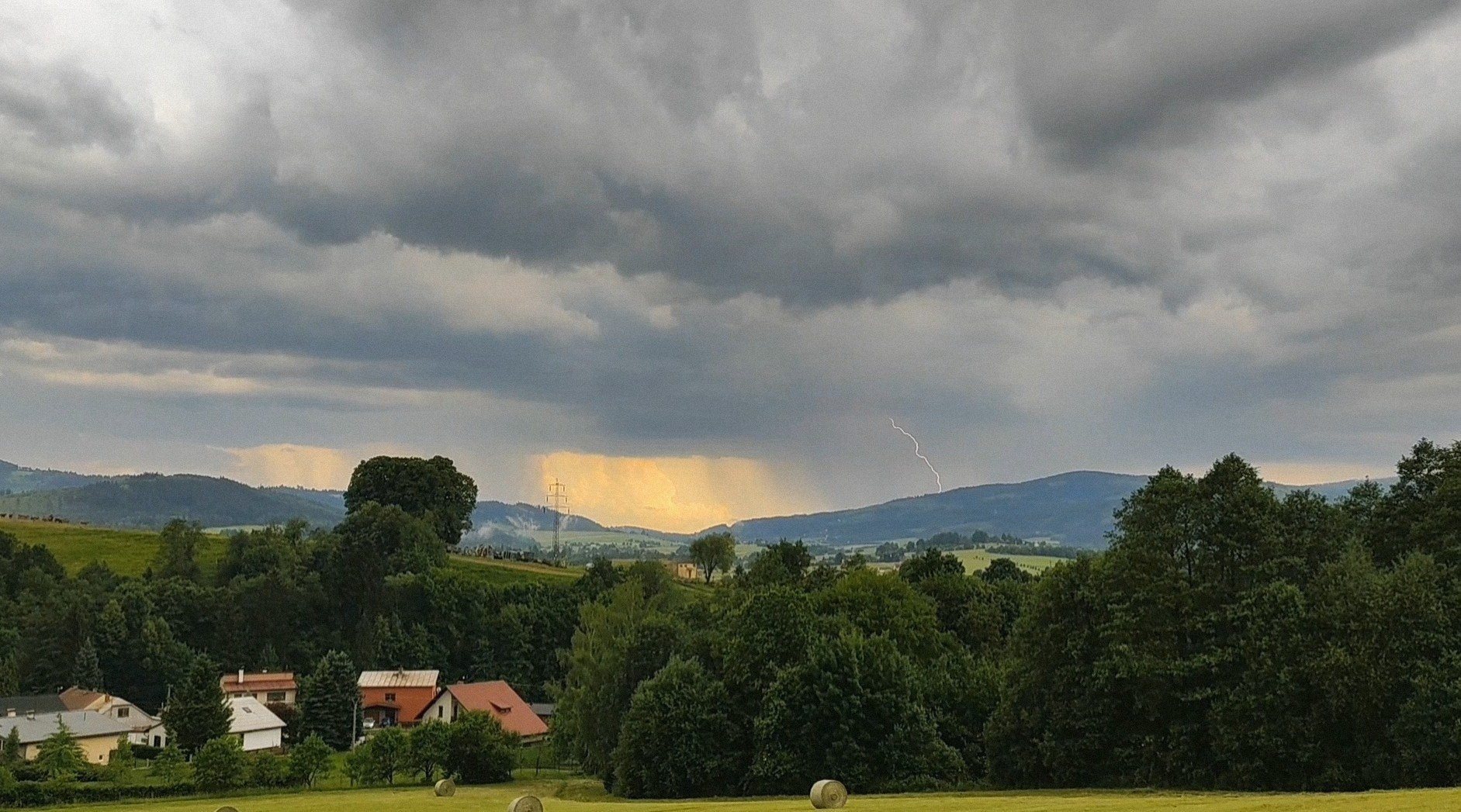 Srážky a CG blesk v dálce