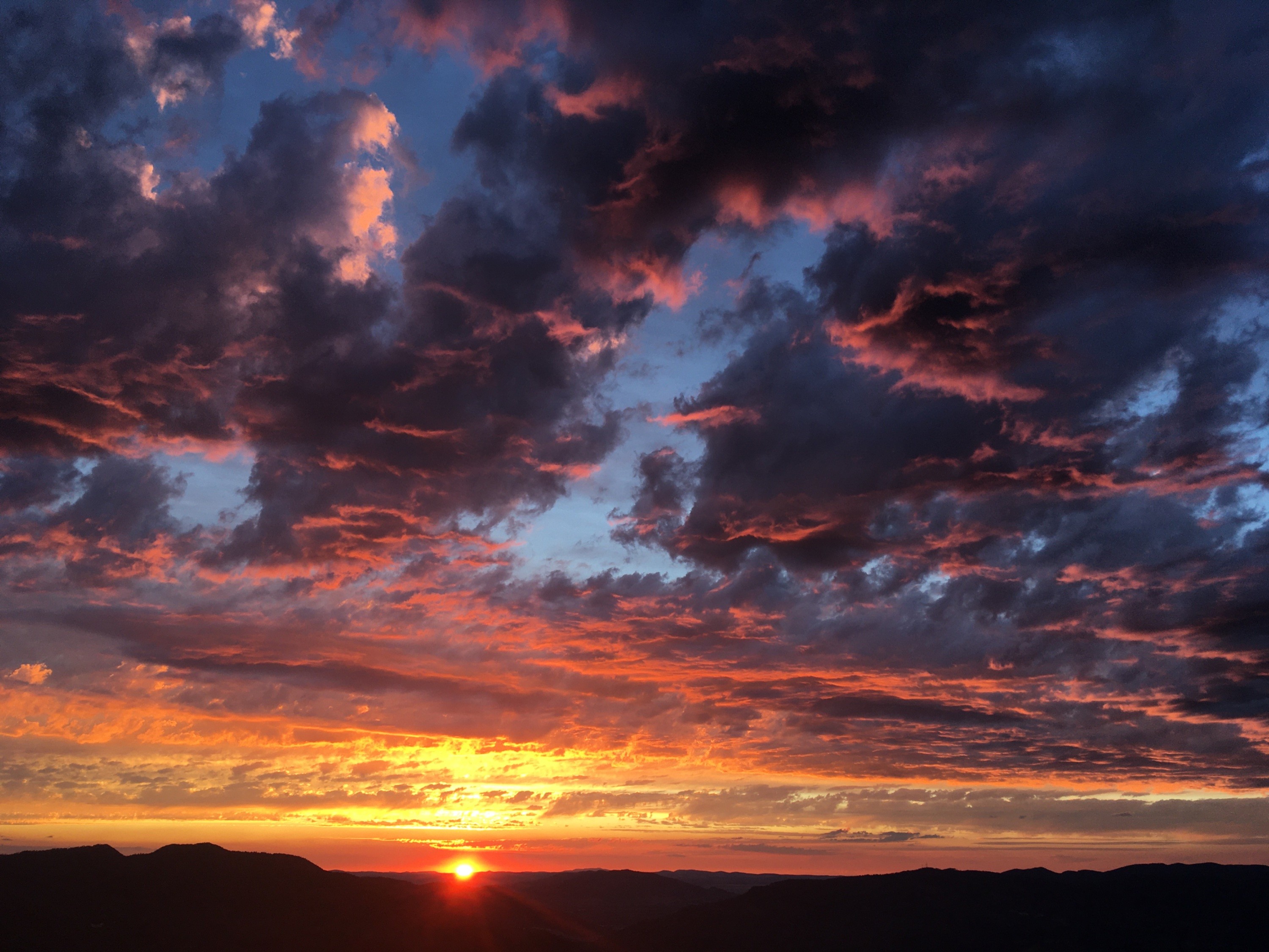 Zlatý západ nad horami