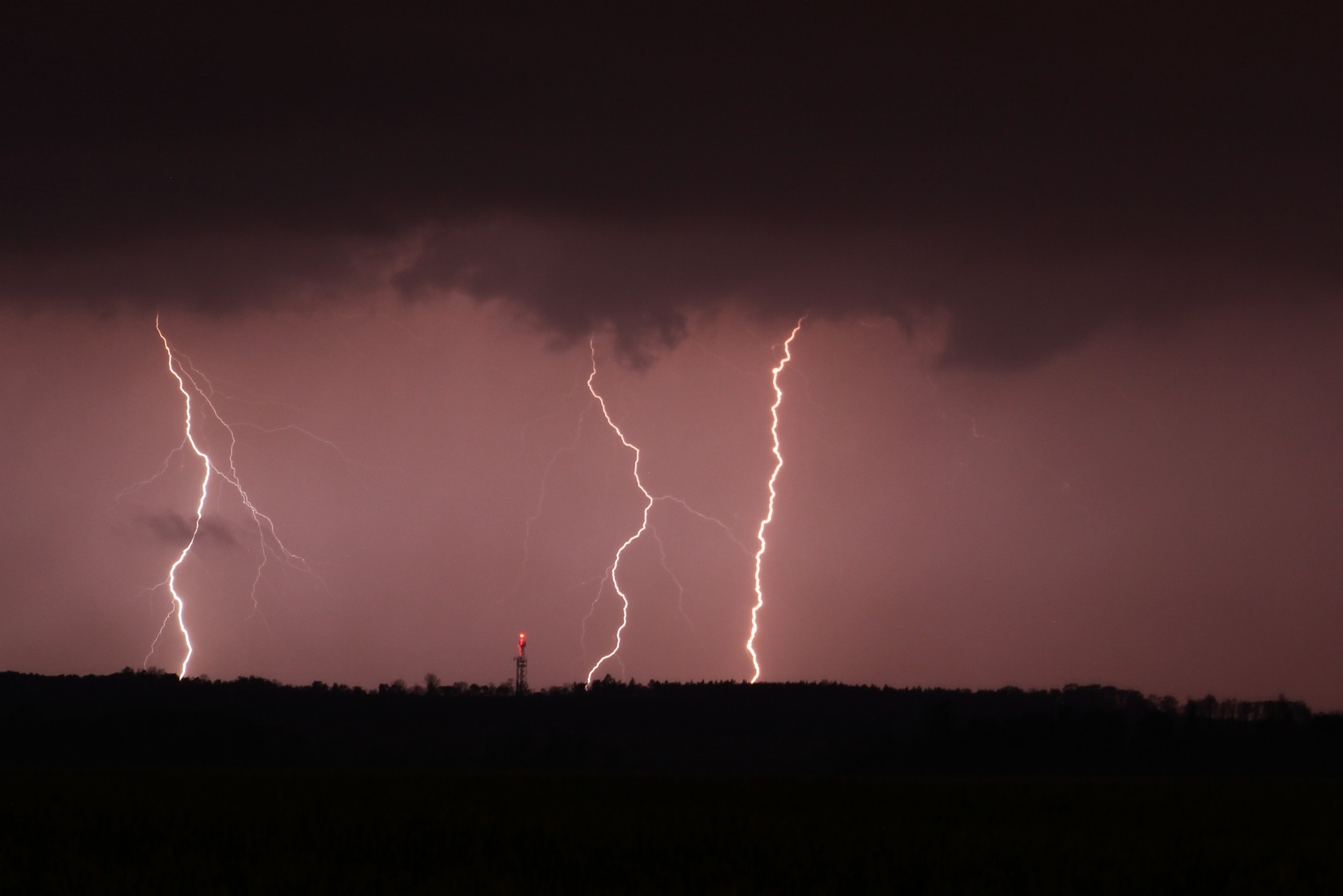 Blesky na večerní squall line