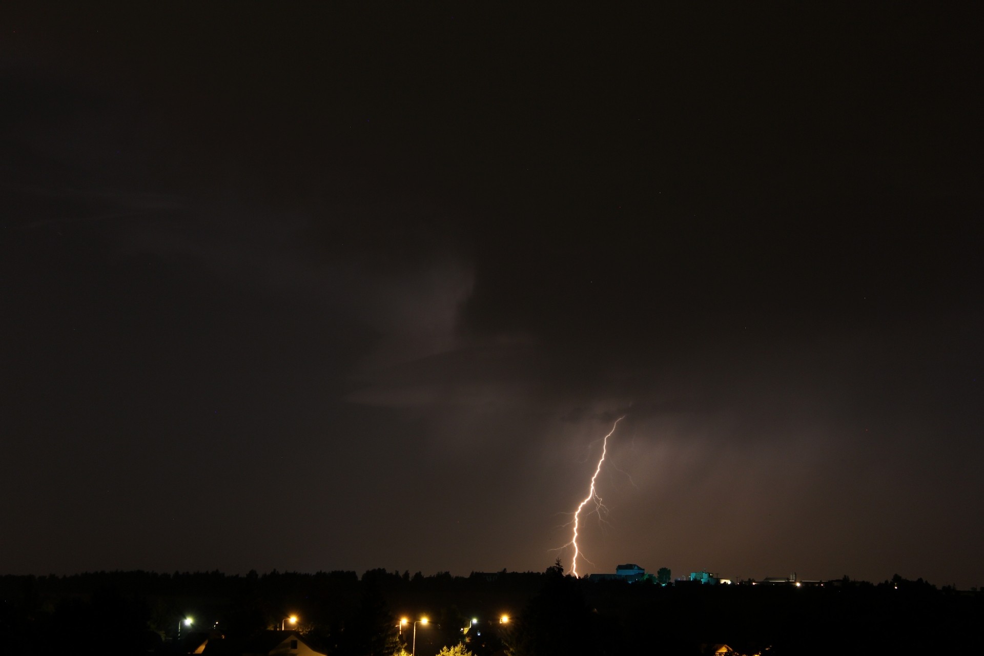Blesk na noční bouřce v Čechách