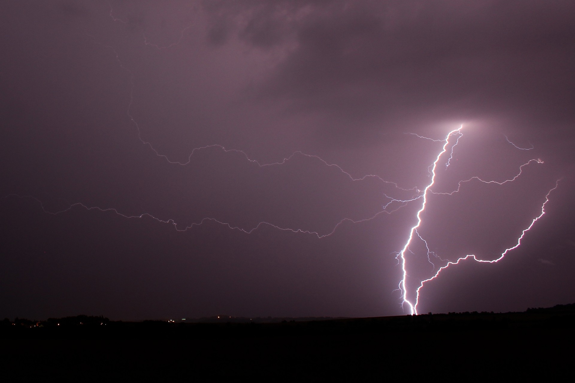Blesk na noční bouřce v Čechách