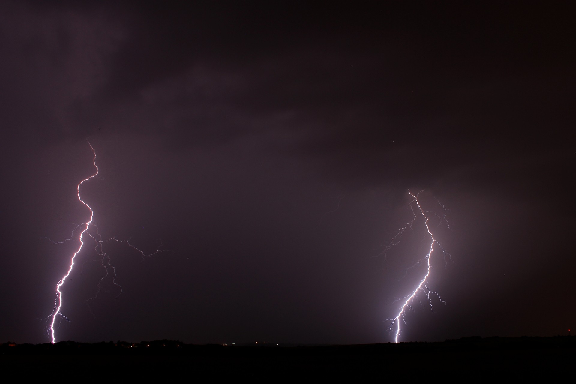 Blesky na noční bouřce v Čechách