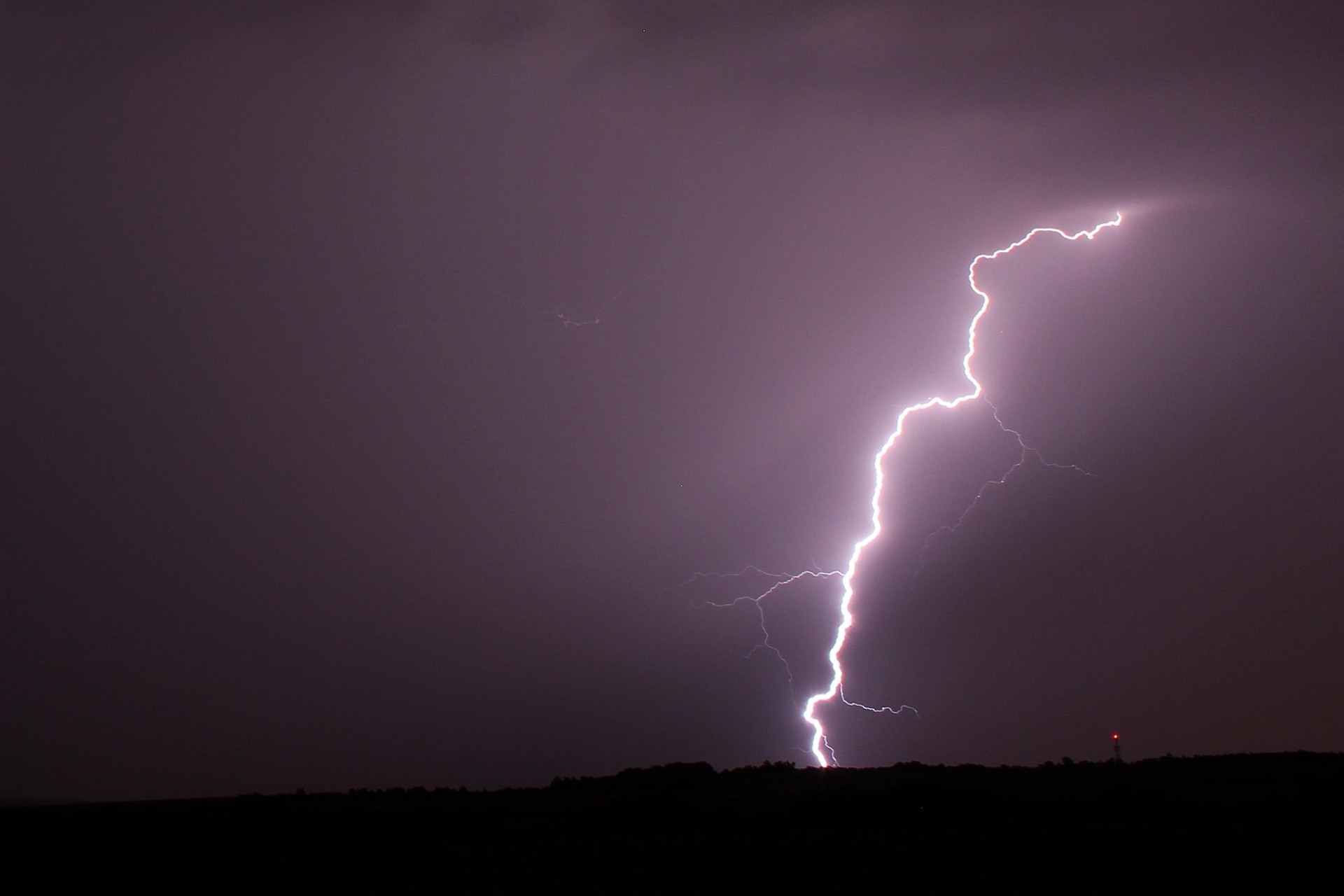 Blesk na noční bouřce v Čechách