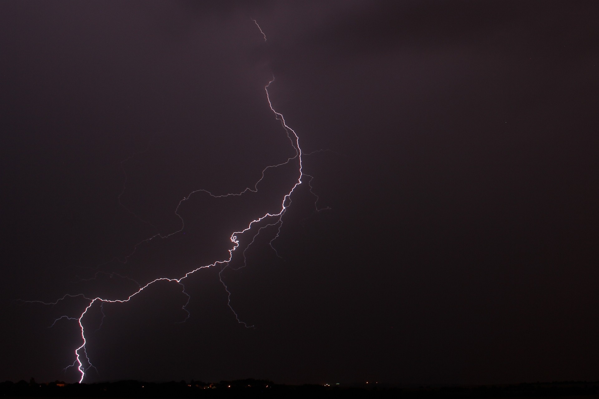 Blesk na noční bouřce v Čechách