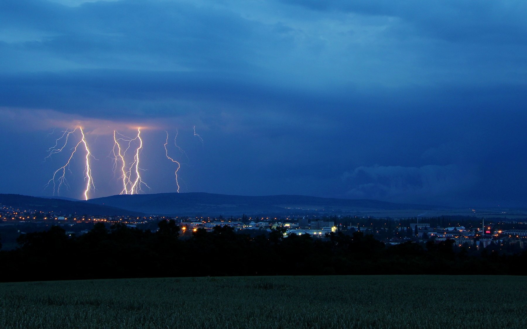 Bouřka se vznikajícím shelf cloudem