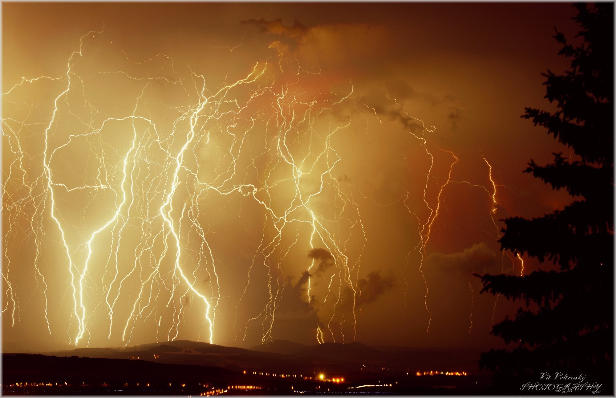 Blesky nad Milešovkou