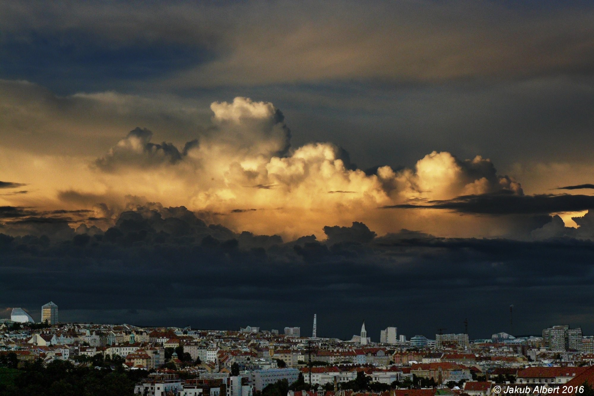 Bouřková oblačnost z Prahy