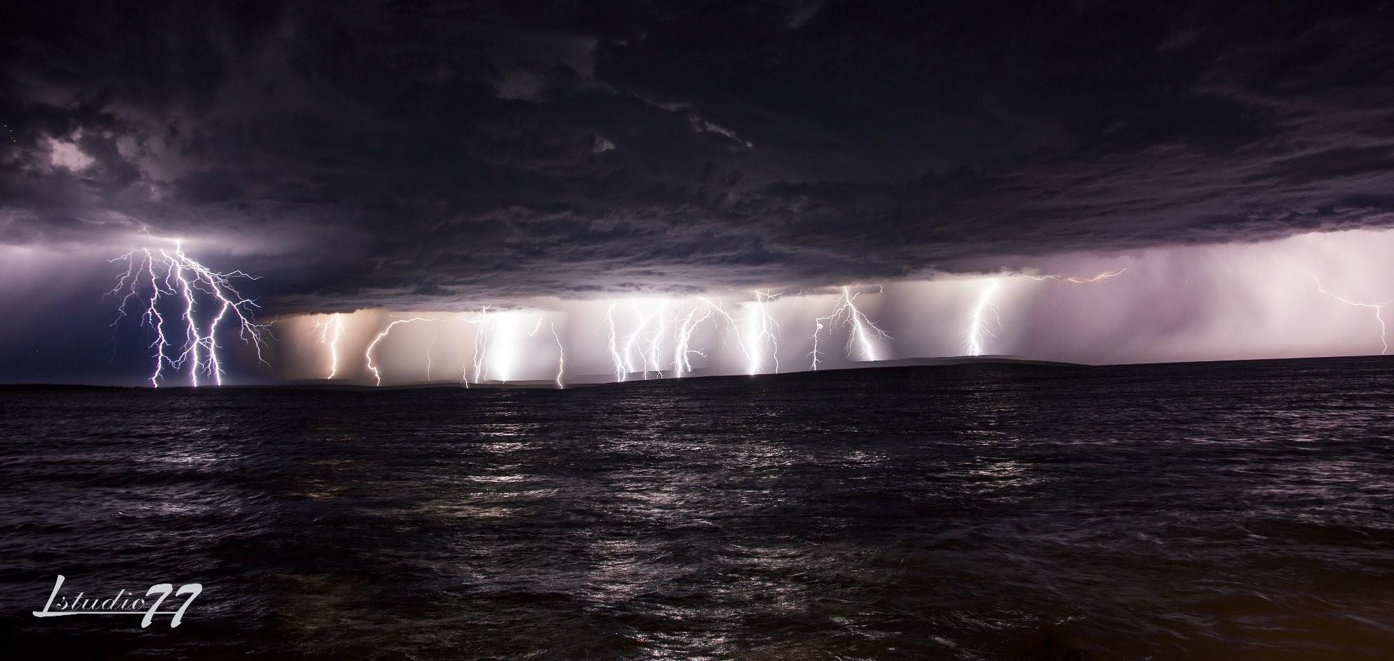 Búrka na ostrove Pag