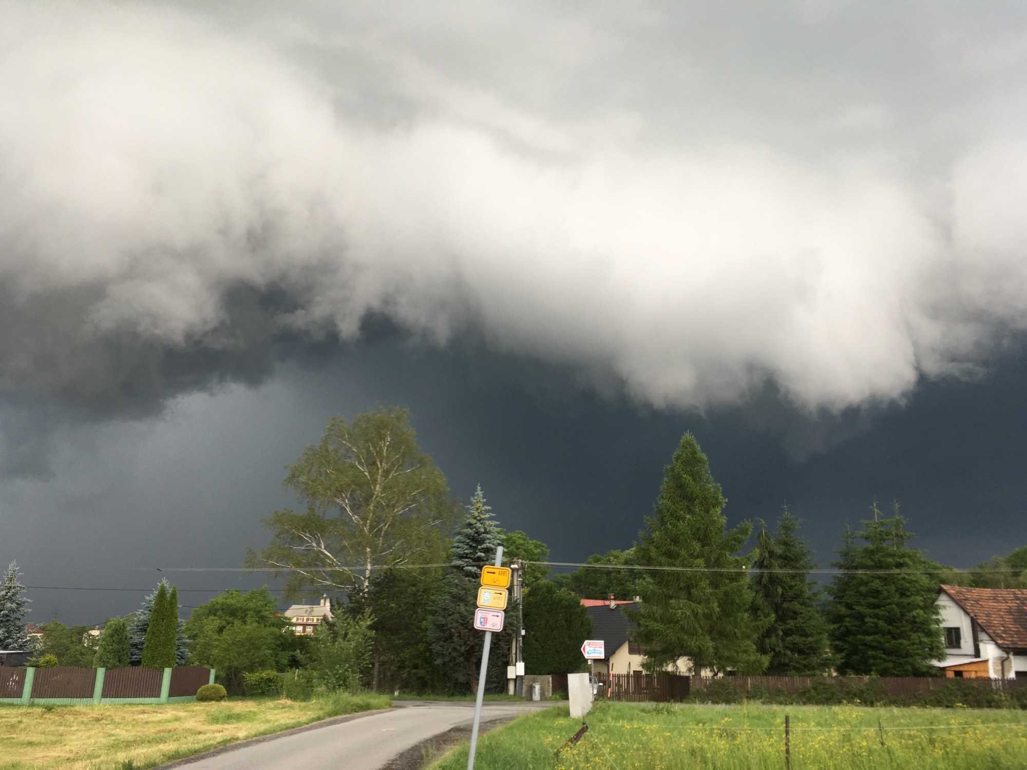 Mohutný shelf cloud