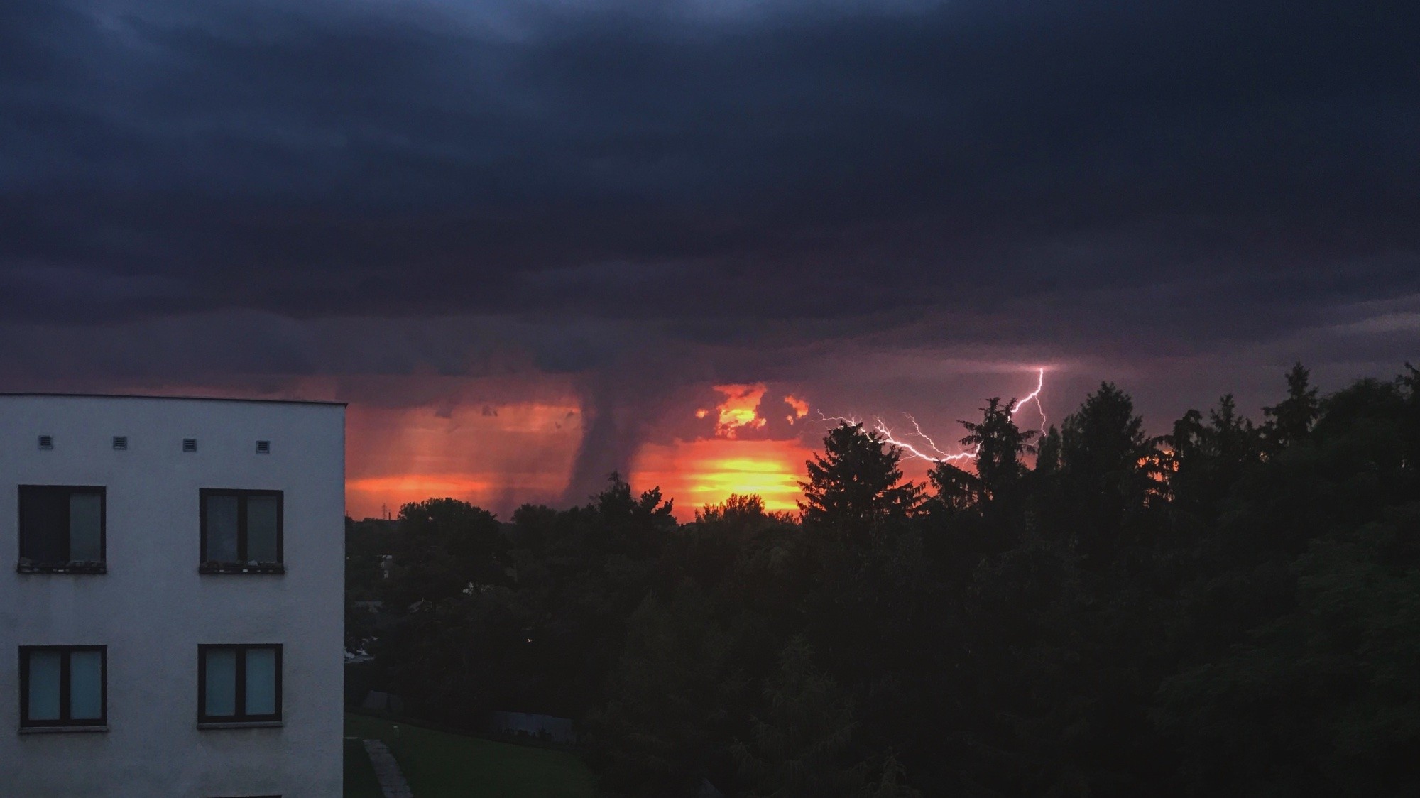 Bouře při západu slunce