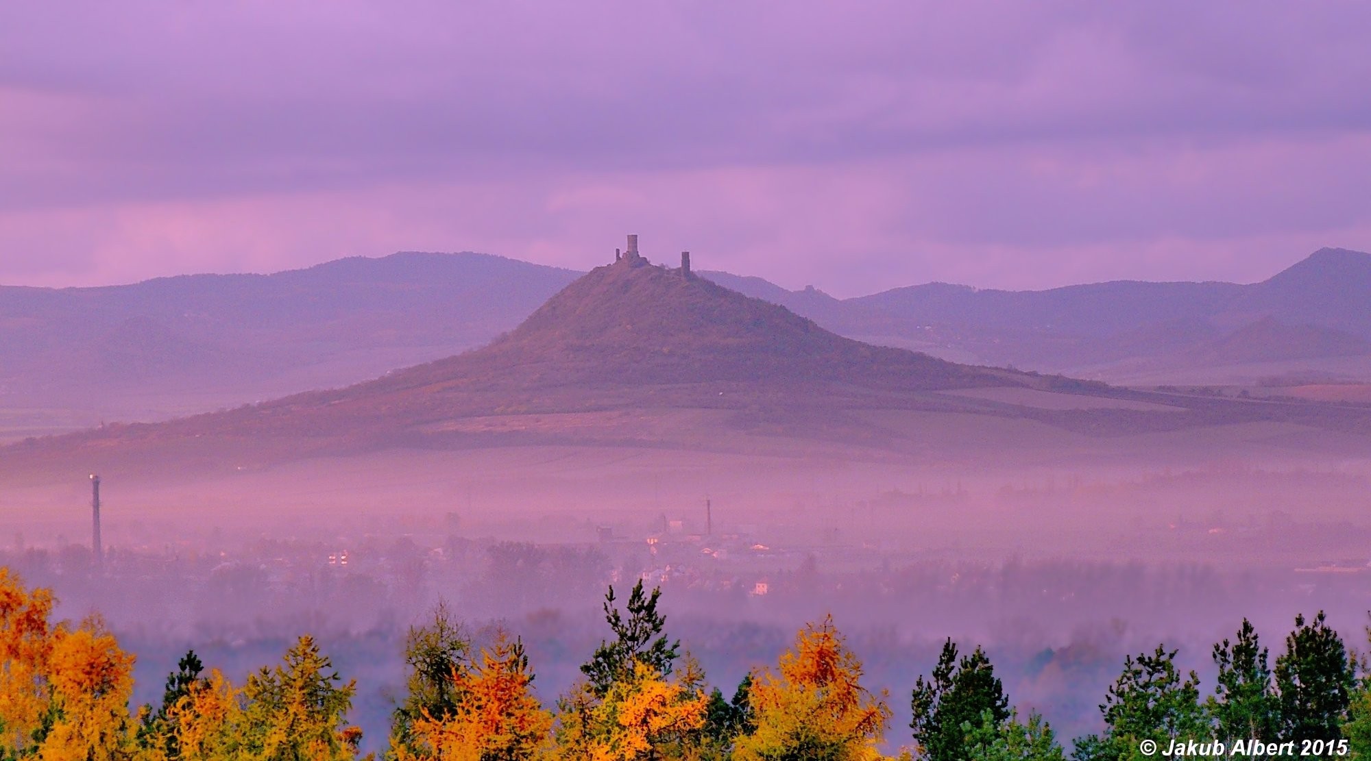 Podzimní mlhy pod Házmburkem