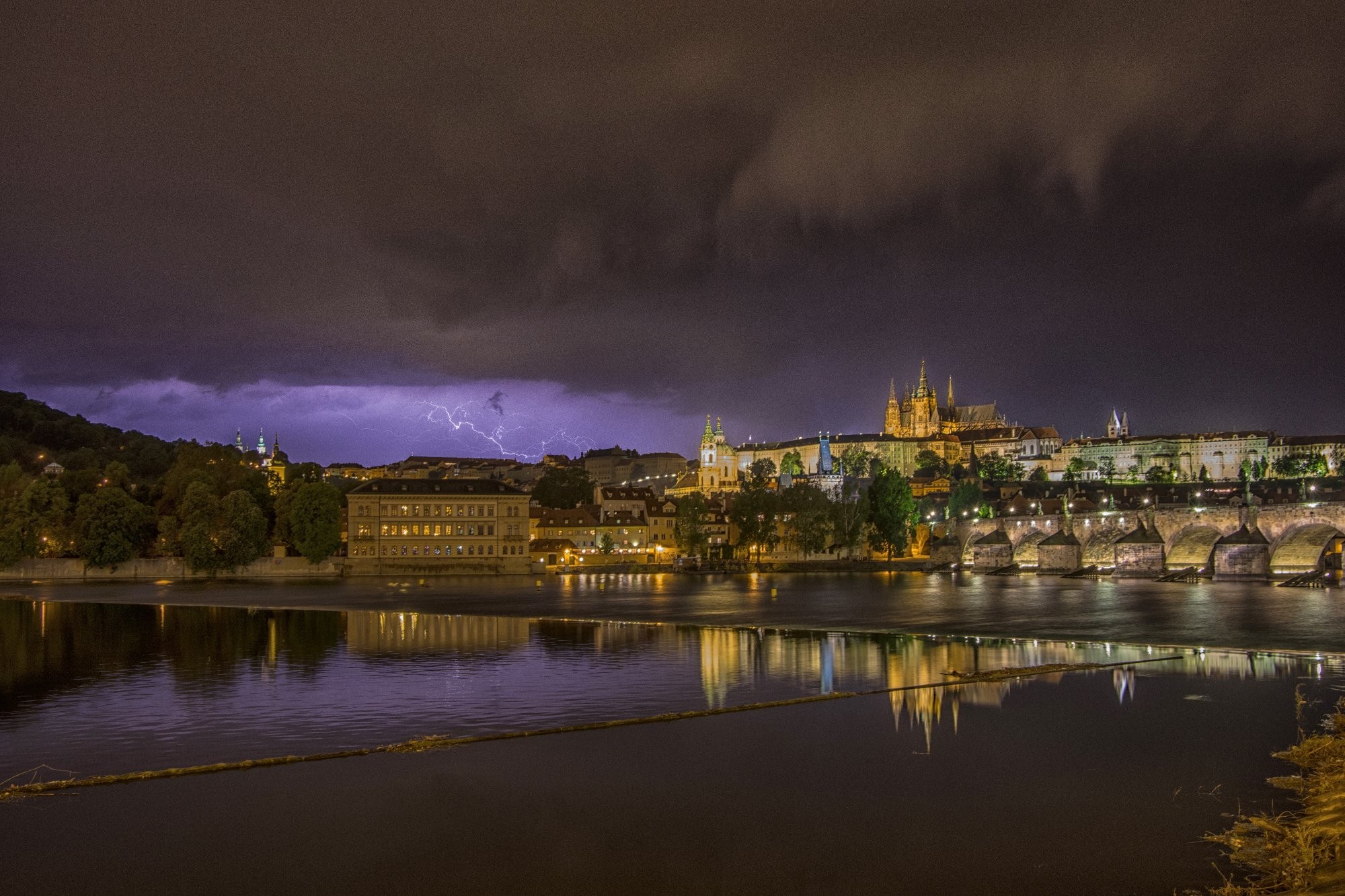 Blesk nad Hradčanami